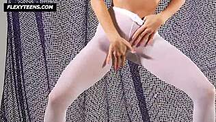 Gymnast super seksi Salaskina tunjukkan gerakan akrobatik seksi