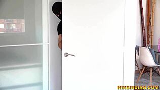 ตำรวจหญิงให้นมหน้าอกใหญ่กับโจรก่อนเย็ดอย่างหนัก