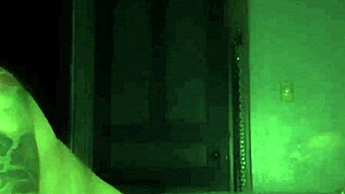 Latina 18+ kouří, zatímco ji špehuje obří čurák v análním šukání