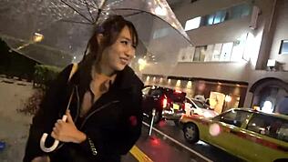 Japanilainen tyttö ratsastaa ja laukeaa kovaa