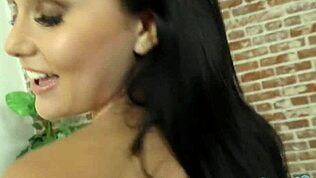 Tini Ariana Marie megőrjít a szexi tugjob tudásával!