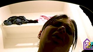 Horúca nevlastná mama London Rose uviaznutá v práčke, veľké cicí a zadok odhalené