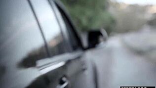 Злой пасынок жестко ебет тугую пизду миниатюрной 18+ в догги