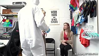 Vartija saa Ashley Lanen kurkkuun ison kyrvänsä toimistossa.