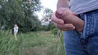 Flash pubblico vicino a una bella ragazza mentre guarda la mia sborrata per strada