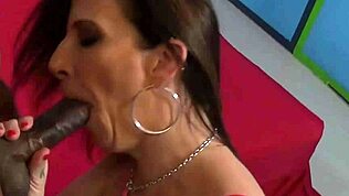 Cougar PAWG Sara Jay laat een gehangen kerel haar mond en lekkere kut neuken