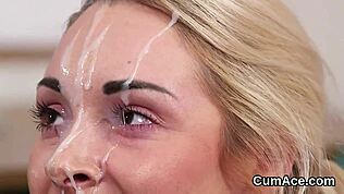 अरे, यह किंकी स्टनर चेहरे पर कुम की हर बूंद निगलती है