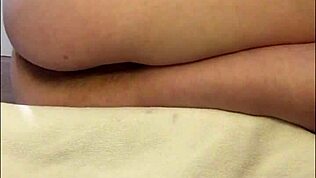 Erittäin karvainen pillu sykkii läheltä oikeaa orgasmiä ilman käsiä teini 18+ katsoo pornoa ja puristaa reisiä tiukasti orgasmi ristissä olevilla jaloilla