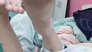 Hei, uită-te la adolescentul gay slab 18+ care își suge picioarele