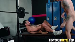 Atletiske hunkere knalder gay i fitnesscentret