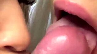 Trojček kjer prijateljici delita moža v oljnem lating sesanju