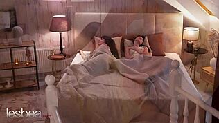 Små lesbiske jenter Lilly Bella og Mia Trejsi likker fitte og sakses til orgasme