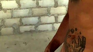 אשתי מרצה את הטיפר המאושר בלי לדעת, אני לוחש לה פרובוקטיבית?