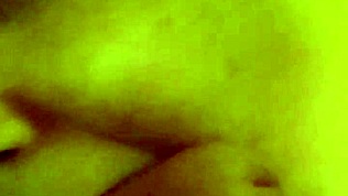 Τεράστιο πούτσο λατρεύεται ασταμάτητα με ακατάστατη πίπα σε ωμή, πεινασμένη τρέλα