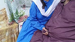 เฮ้ย เธอไม่คิดเหรอว่าสาวโรงเรียนเดซี่อยากได้ควยใหญ่ของพ่อเลี้ยงตอนนี้? บอกมา!