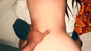 Üvey baba odaya girince eğilmiş zayıf orospuyu soyar ve sert anal sik için.