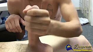 Mladi kancelarijski muškarac dobija iznenađujuće pušenje od gej kolege