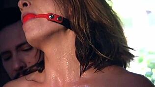 Katso miten sidottu brunetti saa kovan anaalin!