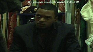 Nagy cicis ebony színésznő vetkőzik meztelenre a filmforgatáson