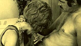 Раскрой мощь с винтажной милфой и большим клитором в ретро-экшене