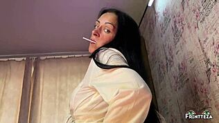 Kurba v šolski obleki vzame sladkorčekov velik kurac v rit