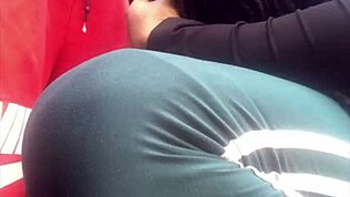 他在公共场合把我的紧穴撑大，让我喷水。