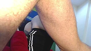 天哪！你能相信这个娇小18+亚洲处女学生在哭泣时被巨大巴西鸡巴破处吗？看全部部分！