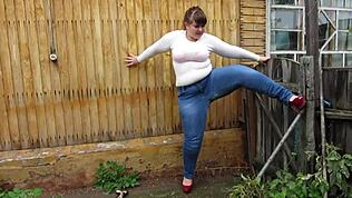 Aman Tanrım, bu şişman milfin açık havada kot pantolonunda veya çıplak işediğini kontrol et vahşi fetiş derlemesi için!