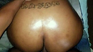 Voi mies, katso tätä ebony-tyttöä isolla öljytyllä perseellä valmiina intensiiviseen seksiin