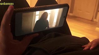 Vendo filme com minha meia-irmã, não resisti e enfiei o pau na boca dela