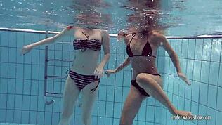 Katrin y Lucy como nenas bajo el agua en bikinis