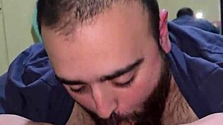 我吸毛茸茸爸爸的鸡巴当午餐，嘴里满是精液！你得看看这凌乱的射脸！