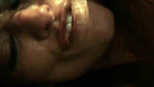 Zrelá žena v podpätkoch ukazuje svoju postavu a manipuluje s veľkým objektom.