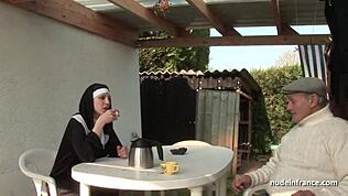 Mladá francúzska mníška tvrdo vymrdaná v divokej vonkajšej trojke s voyeurom Papy