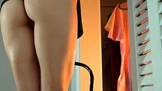 MACOCHA Chytí syna s erekcí a POMÁHÁ mu rychle vytrysknout na kundičku