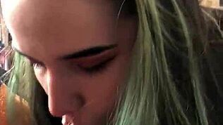 Yo, mate cette pose de pipe d’une ado alternative amateur ! 😜