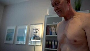 Вау, Пумпање Ове Младе 18+ Мокре Пичке Жестоко и Завршавање у Њеним Устима!