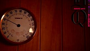 Panenka svázaná v latexu s kondomem a maskou pod kontrolou