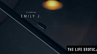 Ει, δες αυτή τη MILF με πρησμένα βυζιά να ξεφαντώνει solo! Ρε μαν, αυτά τα γεμάτα βυζιά... 😍