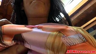 문신한 18+ 틴이 큰 딜도로 엉덩이 늘려 게핑 페티시 플레이. 그녀의 큰 엉덩이가 다 받아