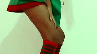 أحتفل بعيد الميلاد في بدلتي، أخلع الملابس تدريجيا بينما أرقص جنسيا على المكتب