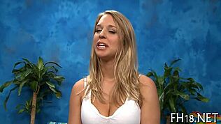 Sexig 18-åring visar upp sin charm