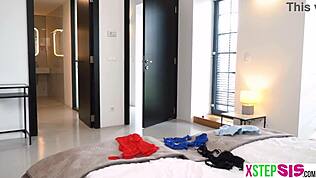 Бюстистая европейская сводная сестра ловит сводного брата на нюхе трусиков, начинается отрыв 😜