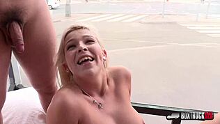 hej, hočeš videti Karol Lilien sprejemati curenje na svojo veliko rit javno?