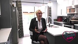 Bianca est une MILF québécoise bien en chair posant en lingerie sexy