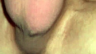 Schoval jsem kameru a natočil, jak šukám mokrou kundu kámošovy ženy zblízka