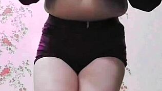 Hé sissy crossdresser, megmutatod a nagy seggedet forró ruhákban velem?