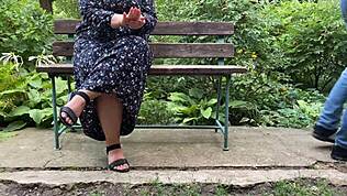 MILF BBW matang kasih handjob di luar di taman