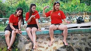 미니스커트 스캔들로 친구들과 낚시하는 걸레의 업스커트 엿보기 걸렸어