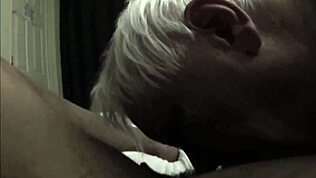 Geile oude man proeft zwarte kont en zuigt lul. Een wilde ontmoeting ontvouwt zich.